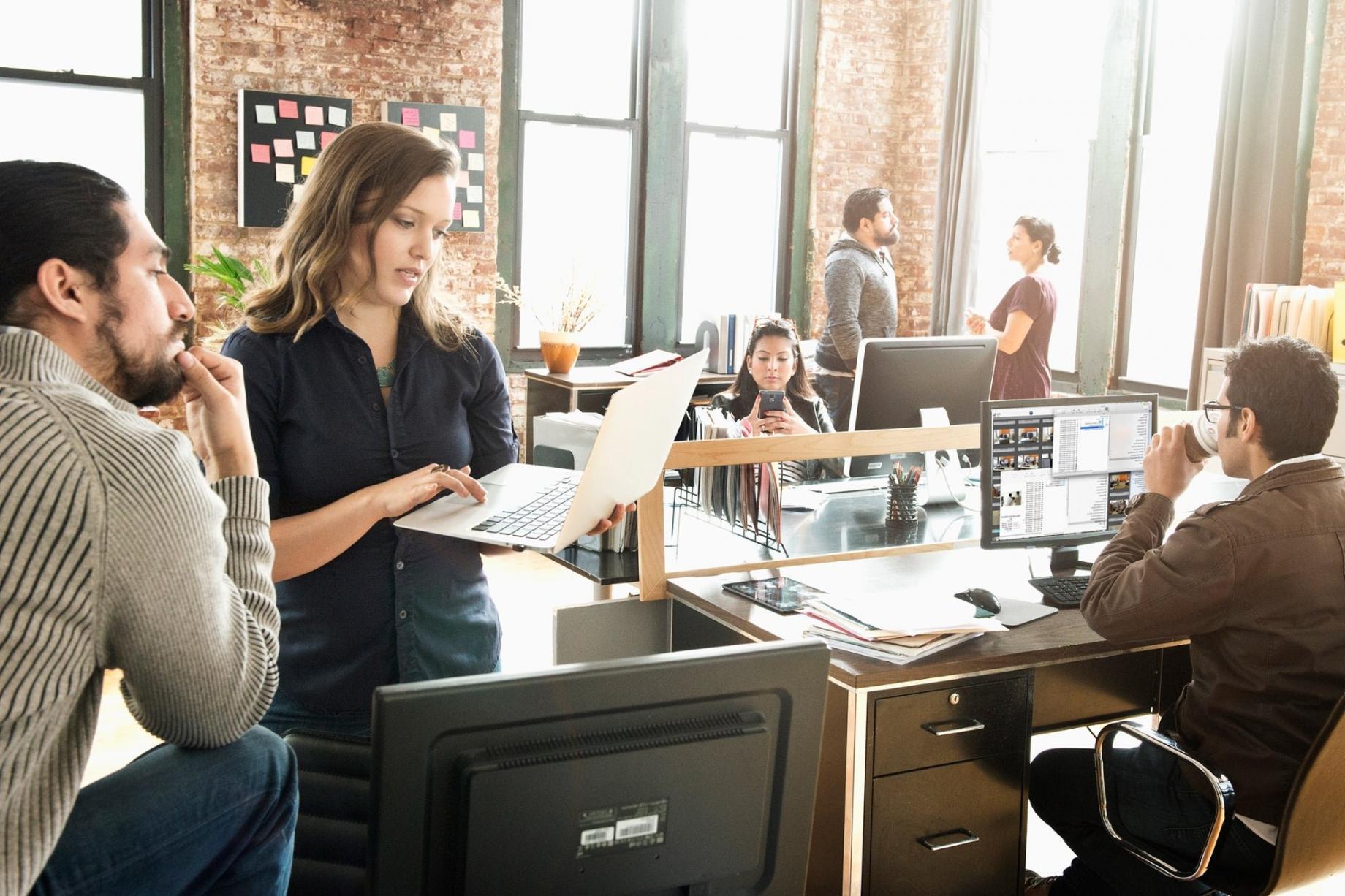 Estudiante aprendiendo desde casa con computadora y materiales educativos sobre finanzas