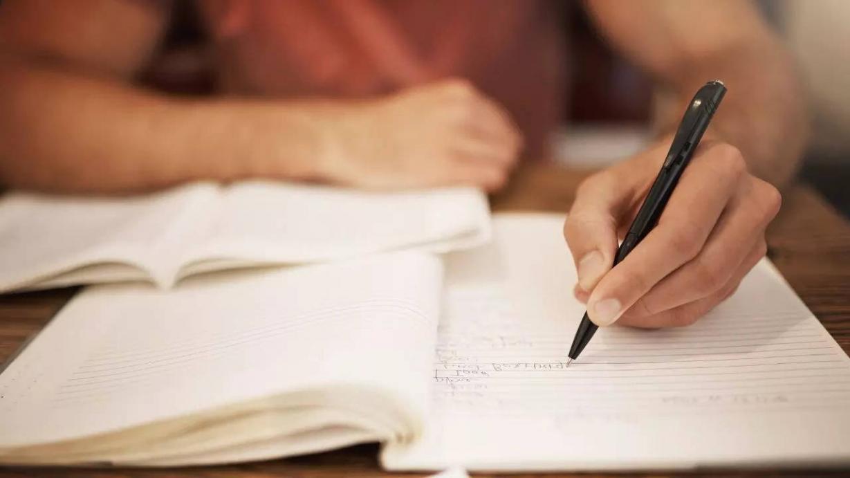 Equipo de profesionales trabajando en desarrollo de contenido educativo sobre finanzas