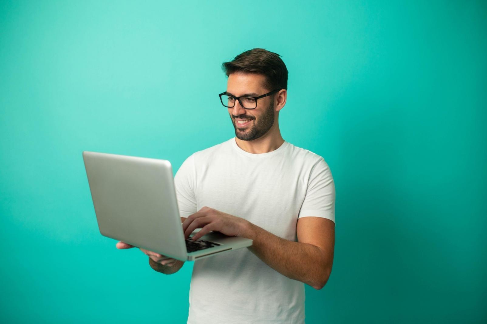Estudiante aplicando conceptos financieros en su vida diaria