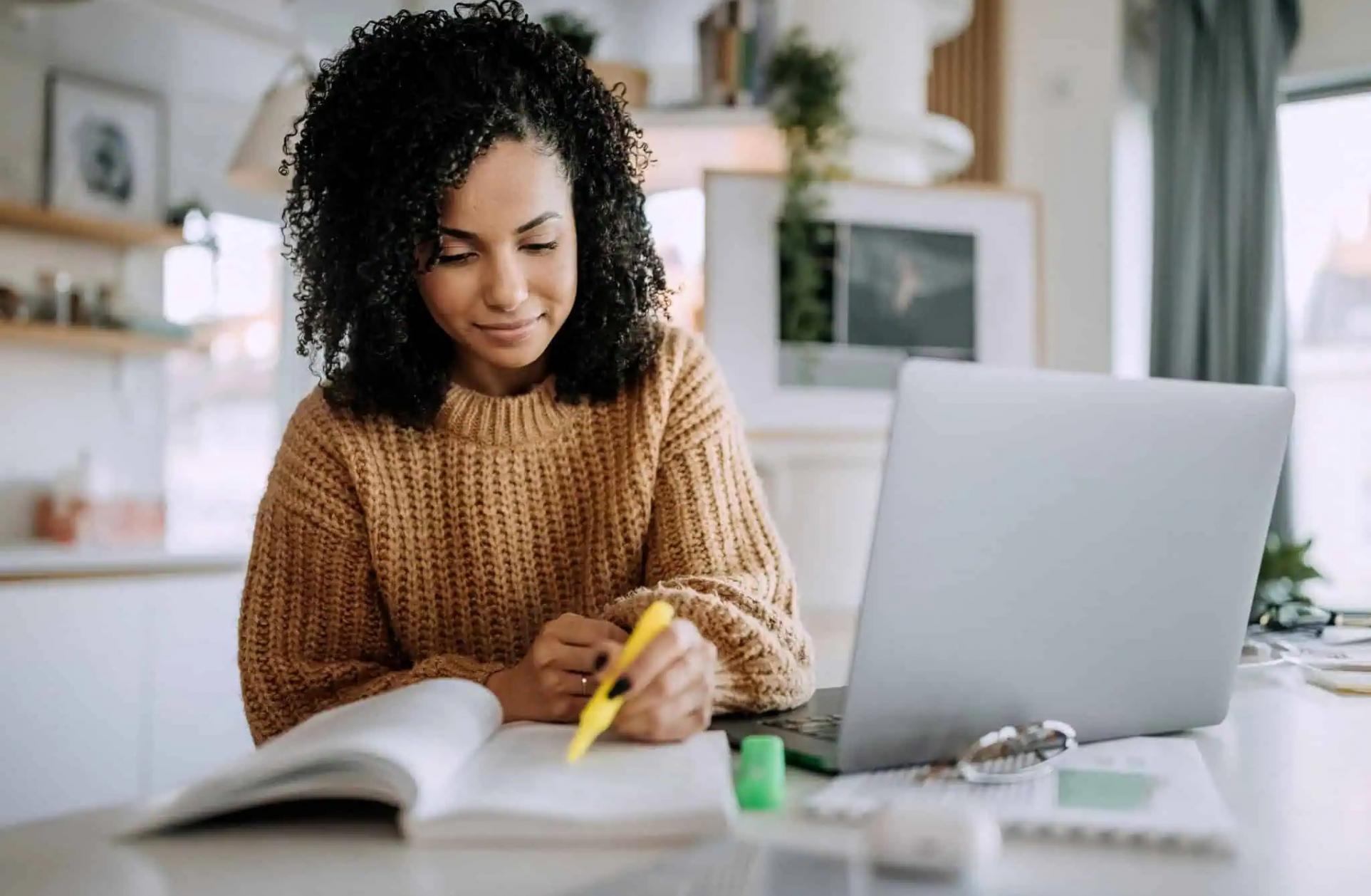 Persona revisando documentos financieros y planificando estrategias de recuperación económica