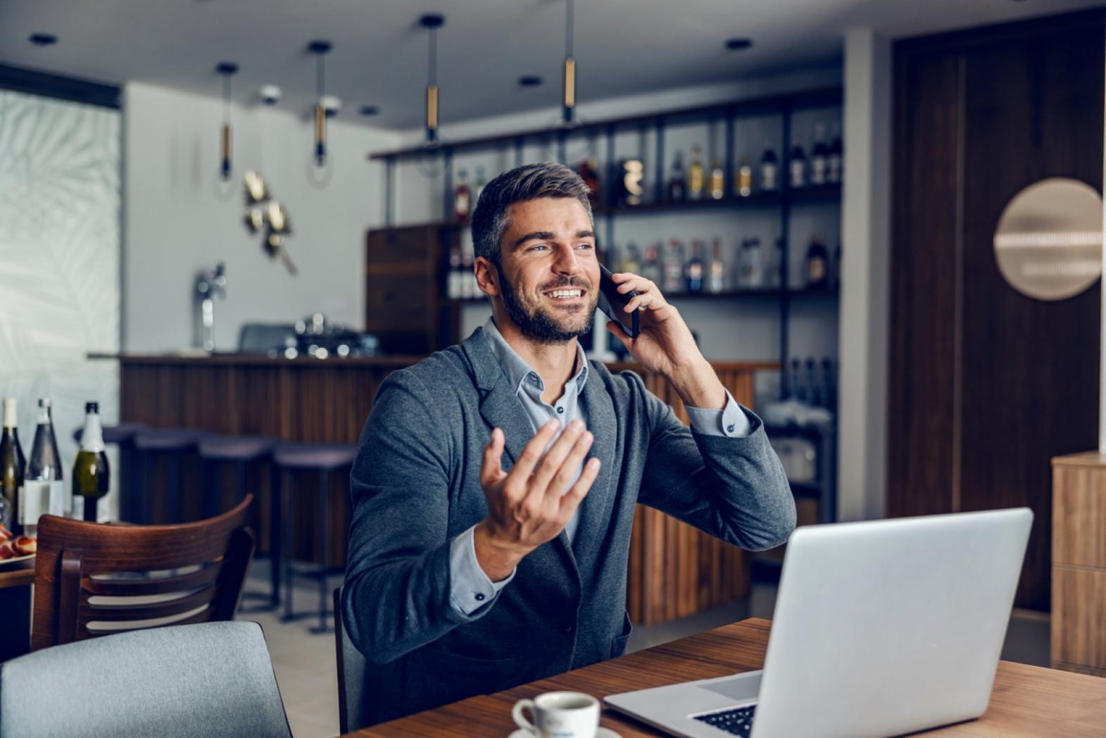 Estudiantes trabajando en estrategias financieras
